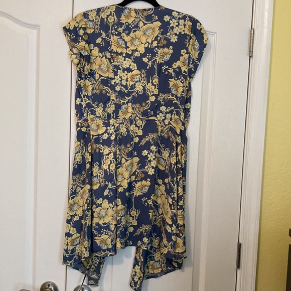 OBEY sustainable wrap dress - Picture 4 of 8